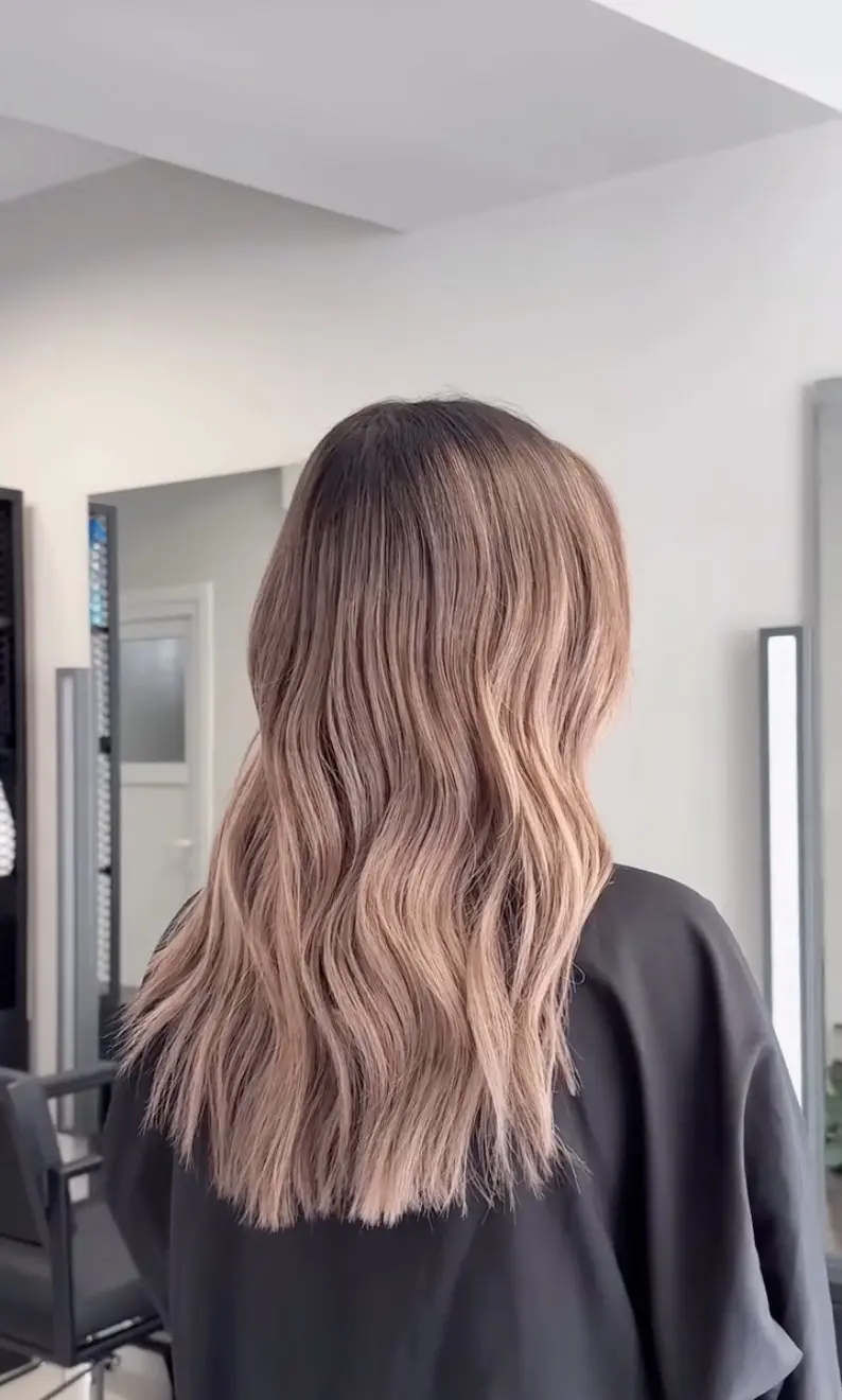 Maltepe bronde balyaj dalgalı saç çalışması — Atmossphair Studio